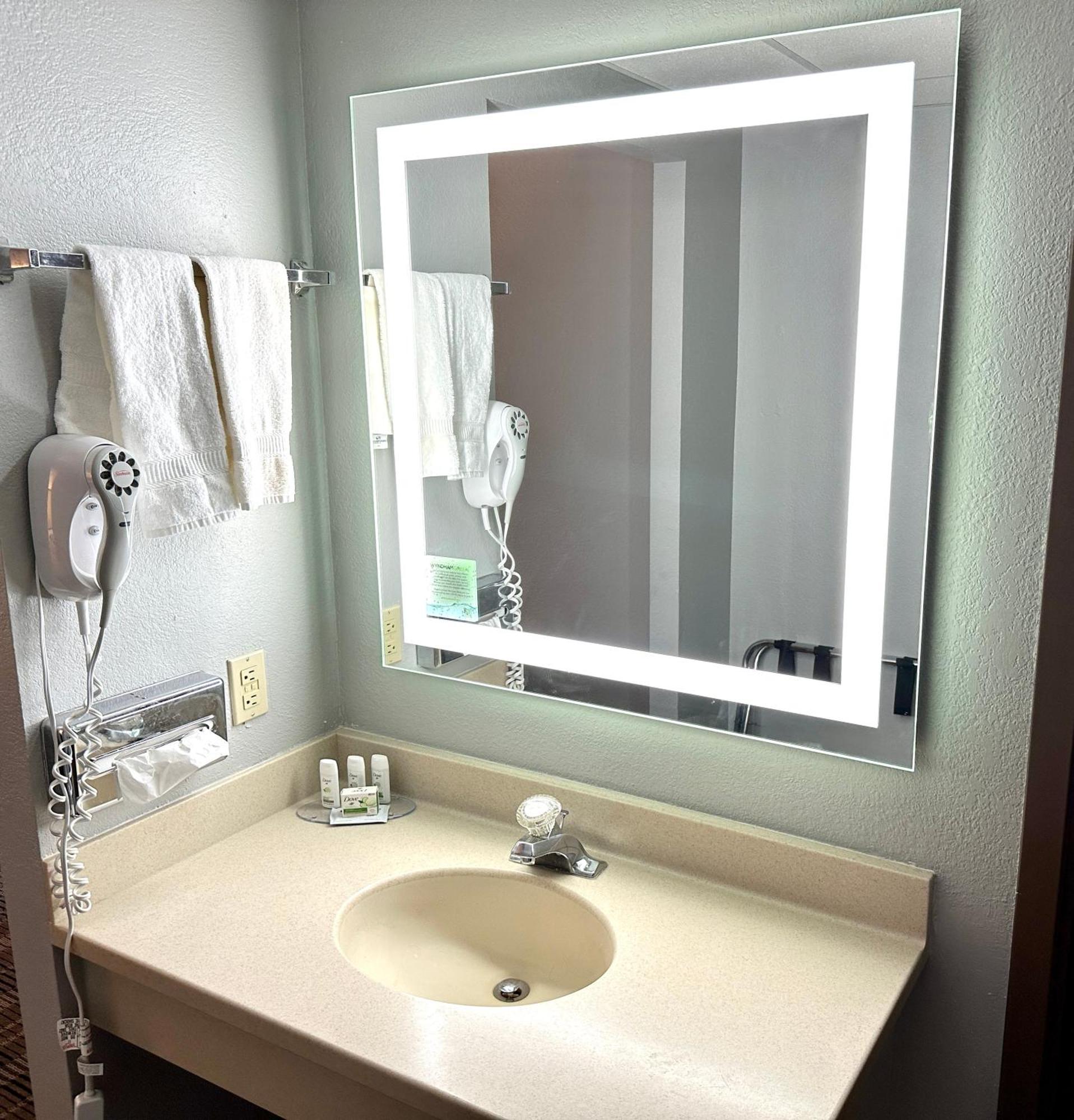 Americinn & Suites By Wyndham Baraboo Event Center Εξωτερικό φωτογραφία